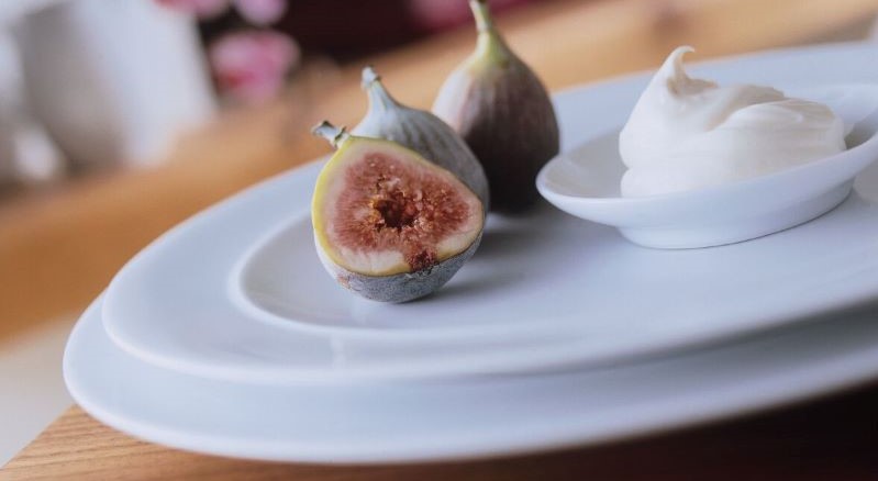 338003 White Plates with figs 800crop